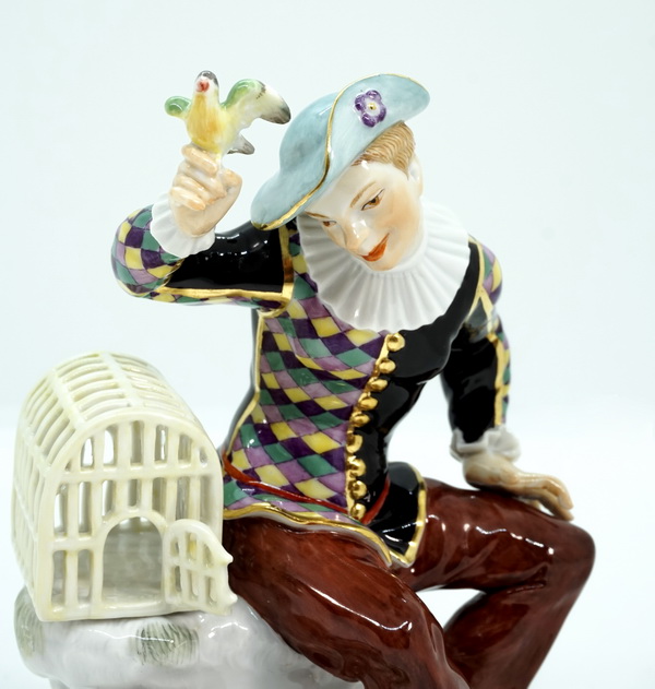 Meissen Figur Harlequin mit Vogel und Katze Harlequin with bird and cat Eberlein 21. Jhdt