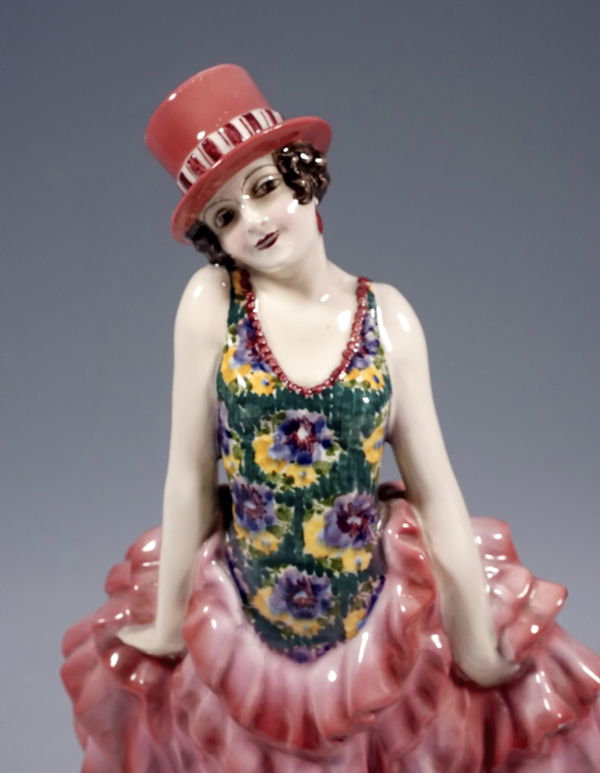 Goldscheider Figura Bailarina de vodevil con sombrero de copa Varieté bailarina con sombrero de copa Josef Lorenzl c 1925