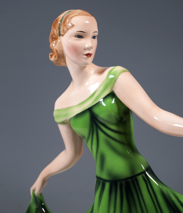 Goldscheider Vienna Ballerina Lydia in abito verde Ballerina in abito verde Claire Herczeg Weiss intorno al 1937