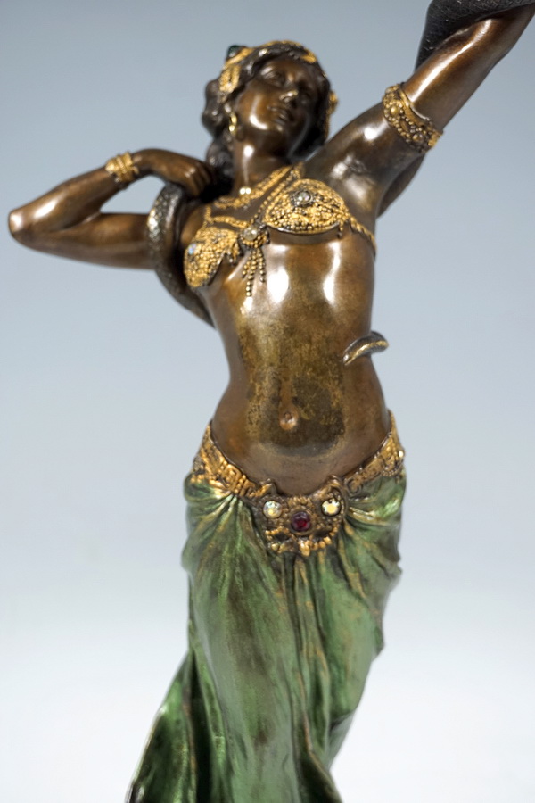 Wiener Bronze Schlangentänzerin mit Juwelenbesatz Snake dancer with jewels Bergmann Vienna circa 1910
