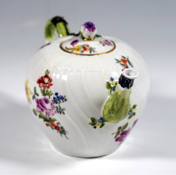 Early Meissen Rococo tea pot with flower decoration and silver mounting Frühe Teekanne mit Blumenmalerei cica 1750