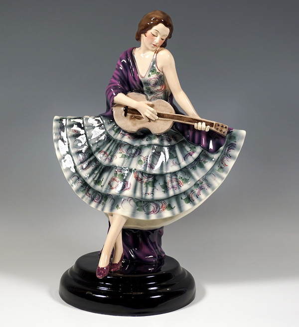 Rara ballerina Goldscheider in abito da ventaglio che suona la chitarra Ballerina in abito da ventaglio che suona la chitarra Josef Lorenzl intorno al 1929