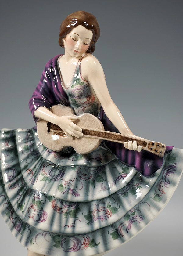 Rara ballerina Goldscheider in abito da ventaglio che suona la chitarra Ballerina in abito da ventaglio che suona la chitarra Josef Lorenzl intorno al 1929