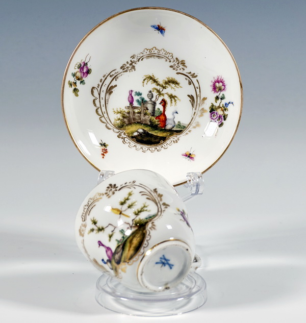 Meissen cup and sauver bird painting and gold decoration Tasse mit Untersatz Vogelmalerei und Golddekor um 1760